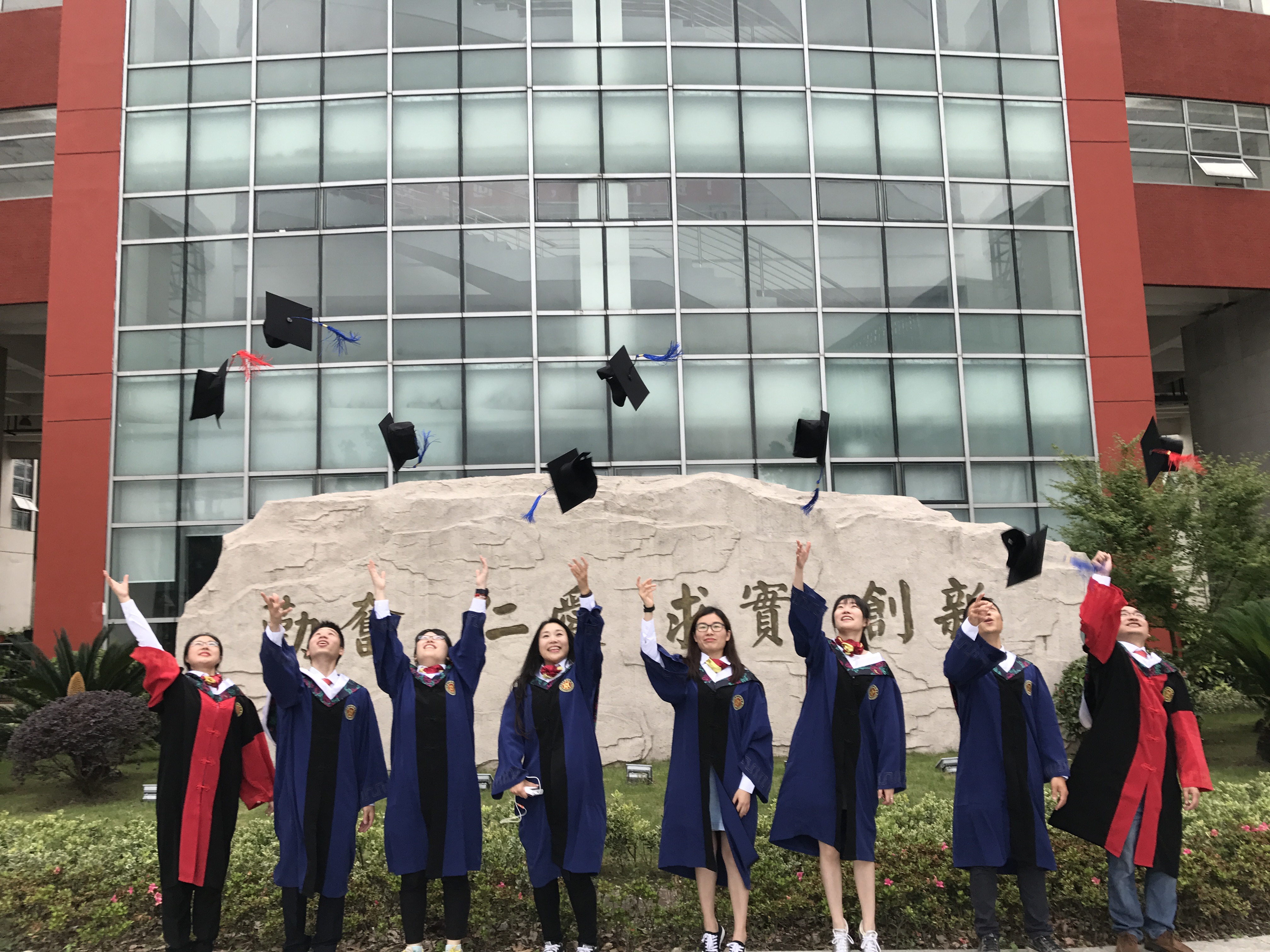 2017届研究生创意毕业照掠影